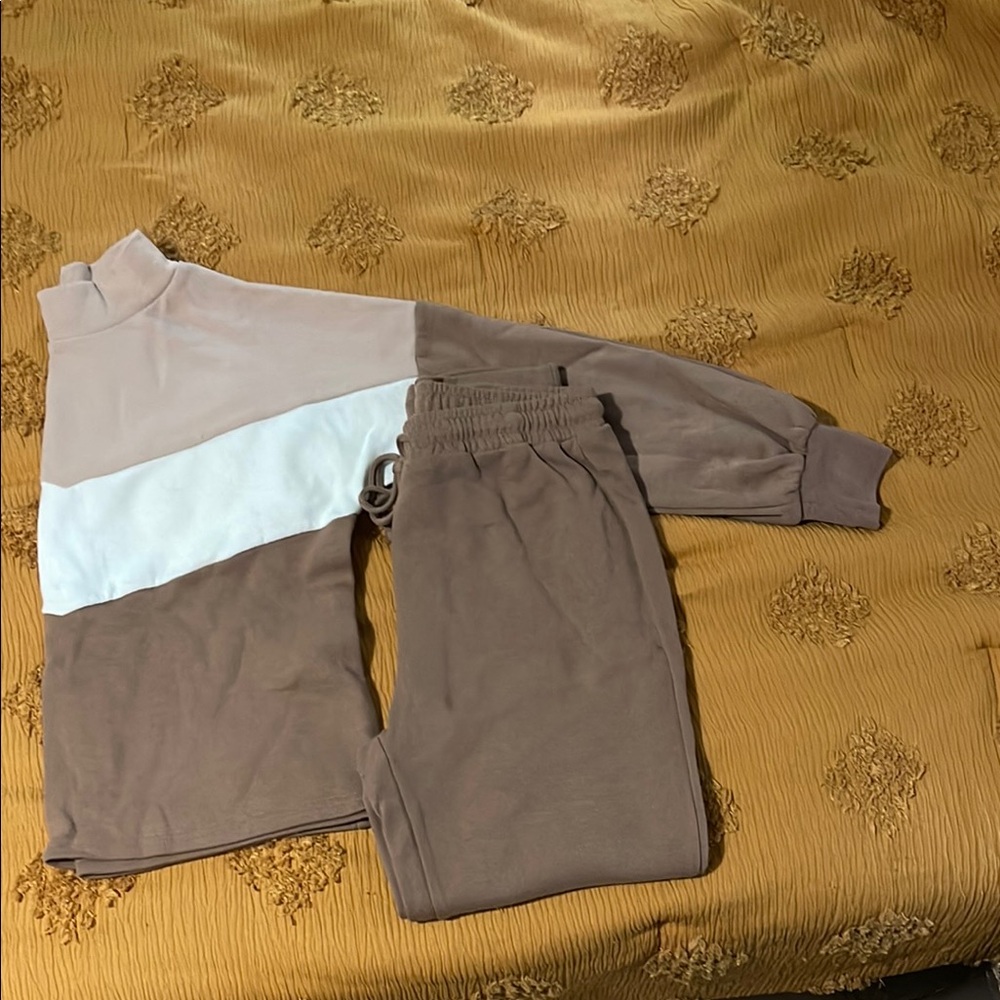 Colorblock Sweatshirt And Joggers Set - image 1